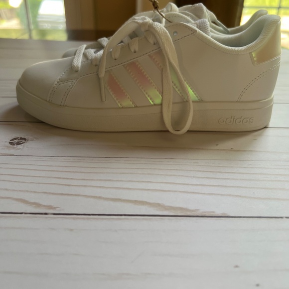 Adidas Grand Court 2.0 Kids Sneakers | White/Iridescent stripes | Size 3 | NIB - Picture 5 of 12